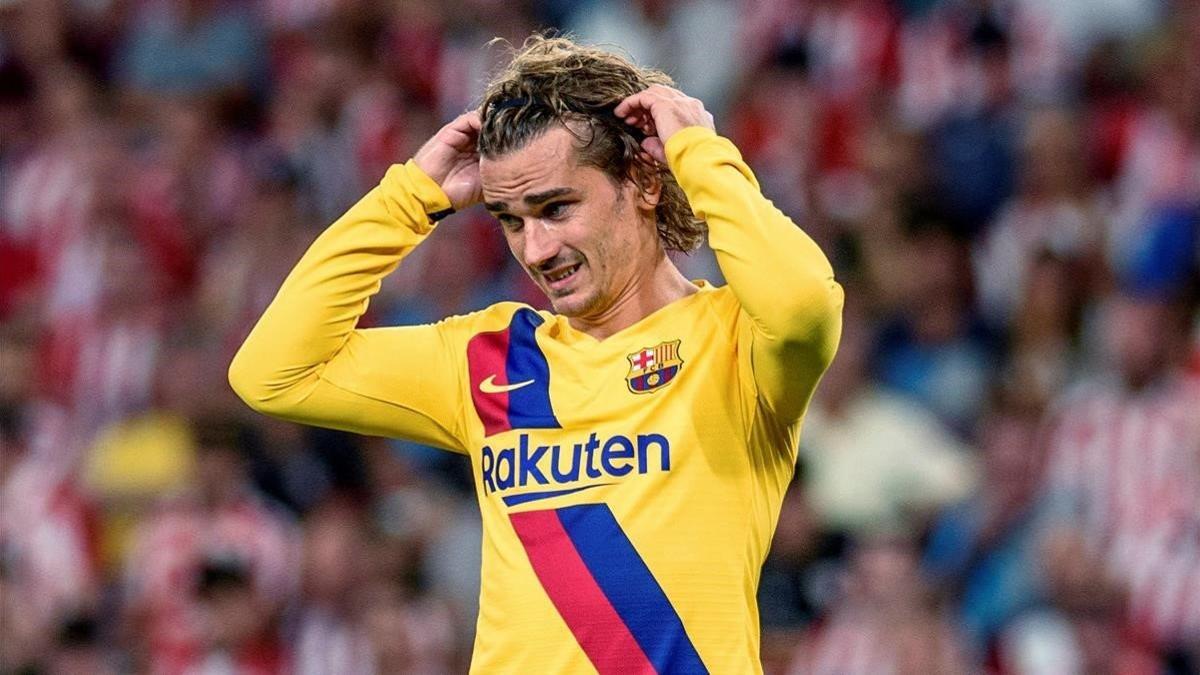 Griezmann se lamenta en San Mamés durante el Athletic-Barça.