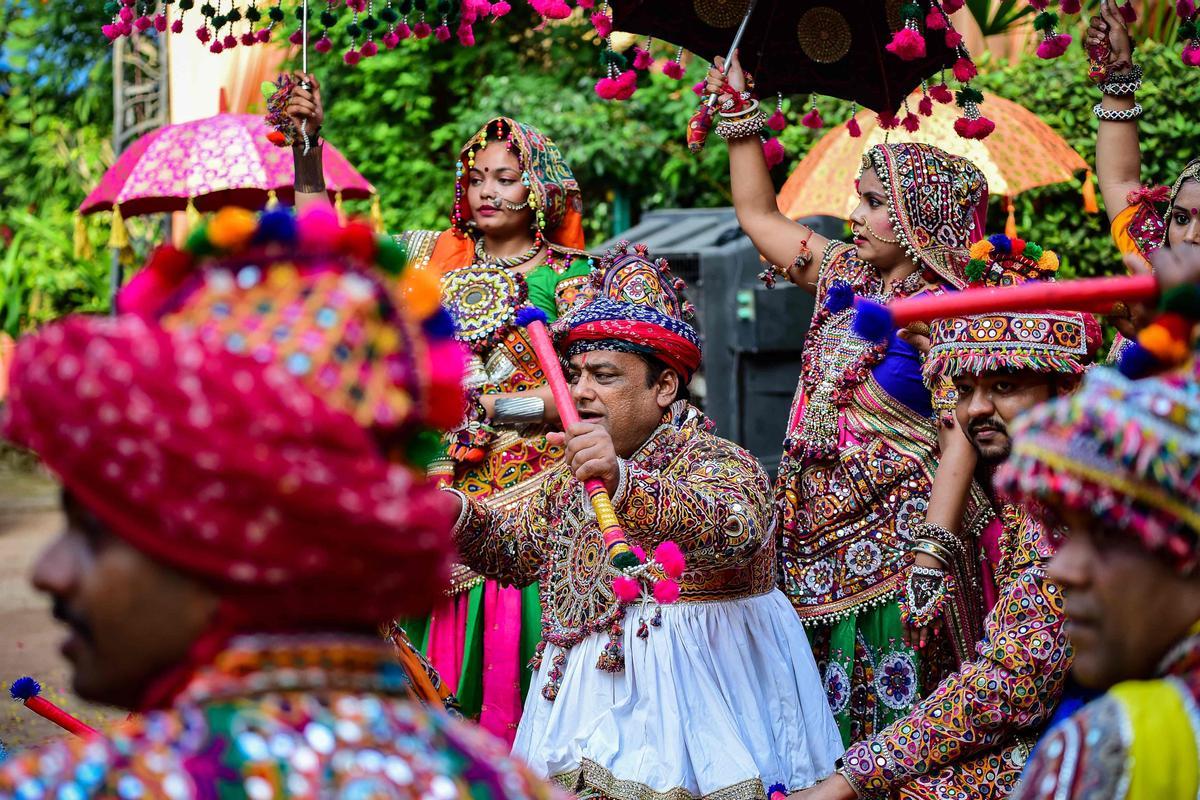 Ensayos del baile tradicional de Garba para el festival hindú de Navratri, en la India