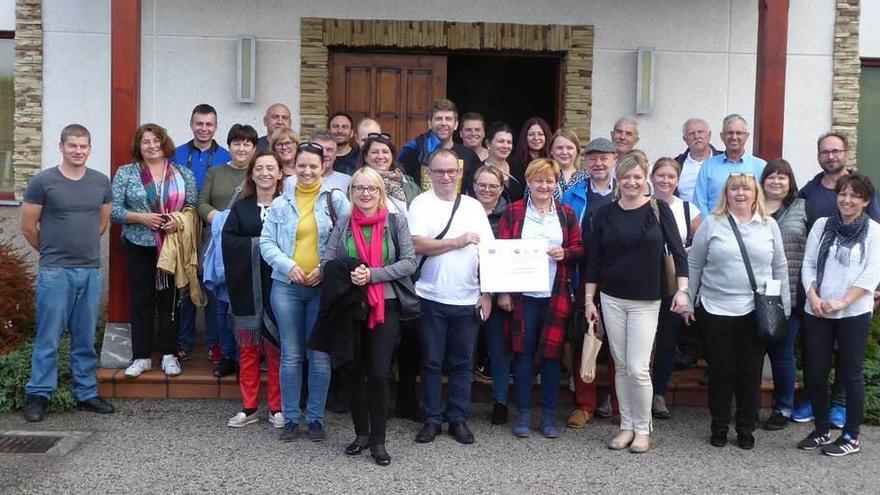 El grupo de lagareros y aficionados a la sidra polacos en su visita a las instalaciones de Sidra Cortina de Villaviciosa.