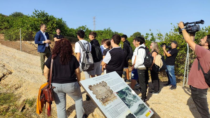 Una veintena de estudiantes estrenan las visitas al Palacio Ibn Mardanís tras su restauración