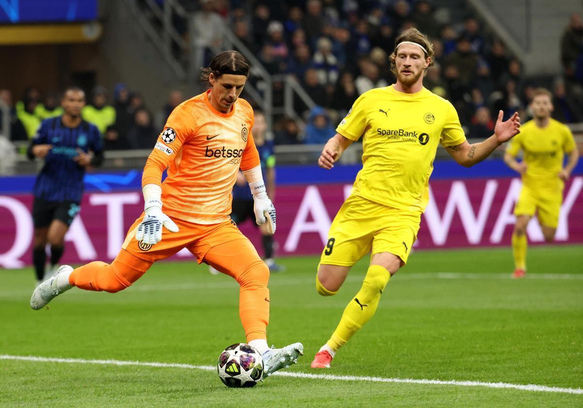 MILAN (Italy), 24/02/2026.- Inter Milan’s goalkeeper Yann Sommer (L) challenges for the ball with Bodo/Glimt's Kasper Hogh during the UEFA Champions League play-offs 2st leg soccer match between Inter Milan and Bodo/Glimt at Giuseppe Meazza stadium in Milan, 24 February 2026. (Liga de Campeones, Italia) EFE/EPA/MATTEO BAZZI