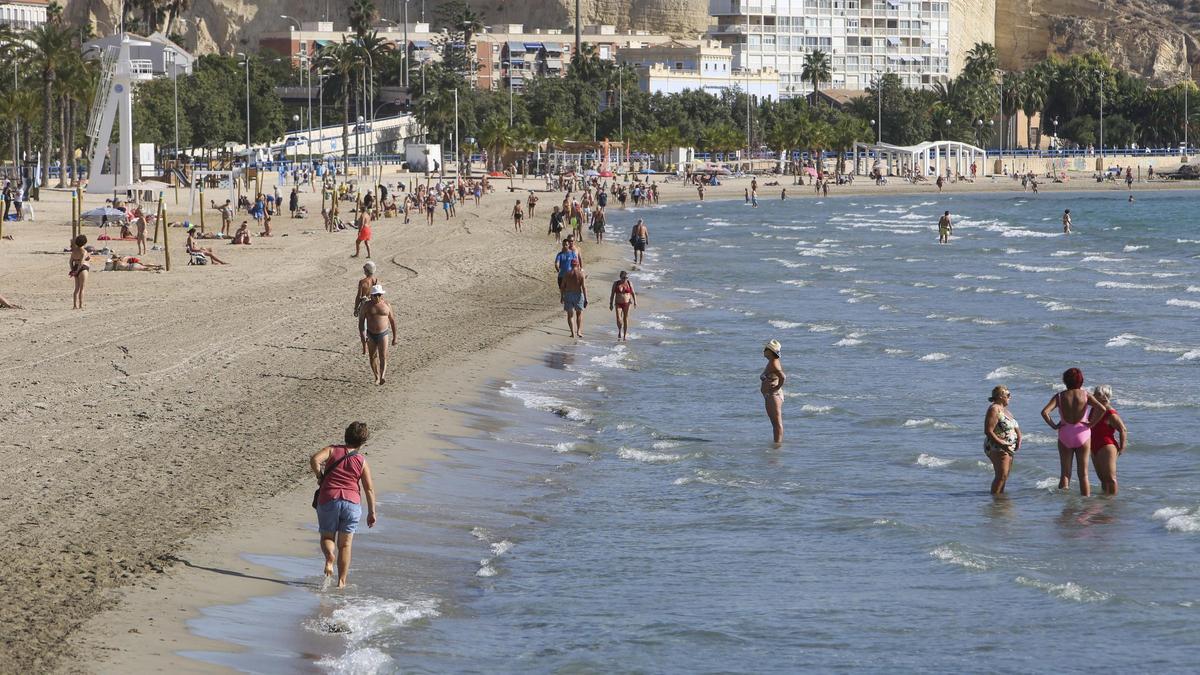 La playa del Postiguet, ayer