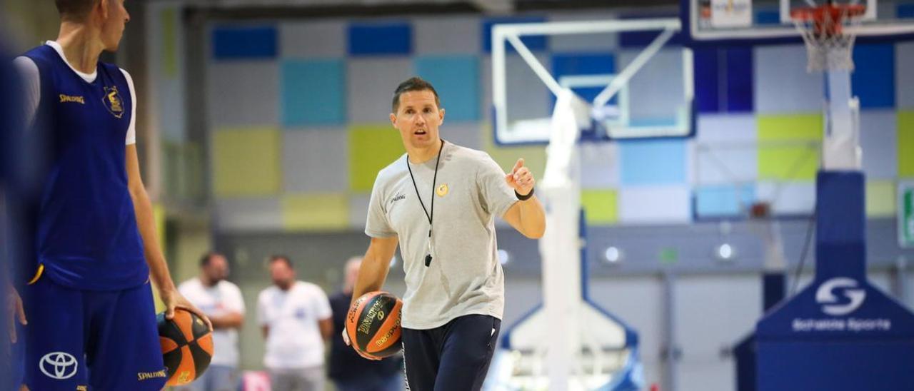 Jaka Lakovic da instrucciones a sus hombres durante un entrenamiento en la Sala Club del Gran Canaria Arena