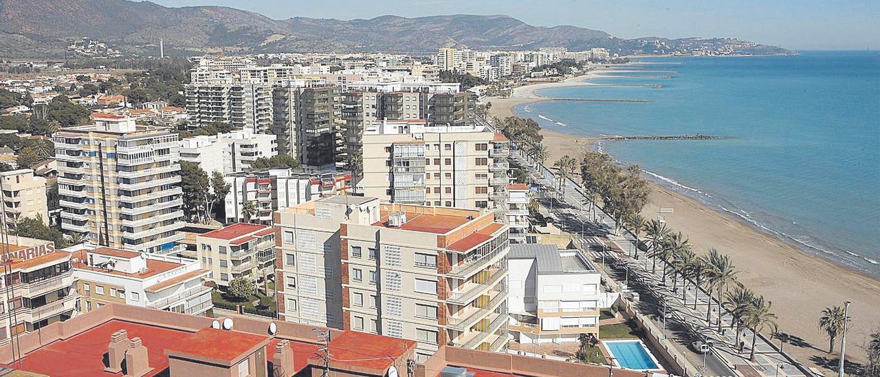 Vista aérea de apartamentos con servicios comunes, como piscinas, en una localidad del litoral de la provincia.