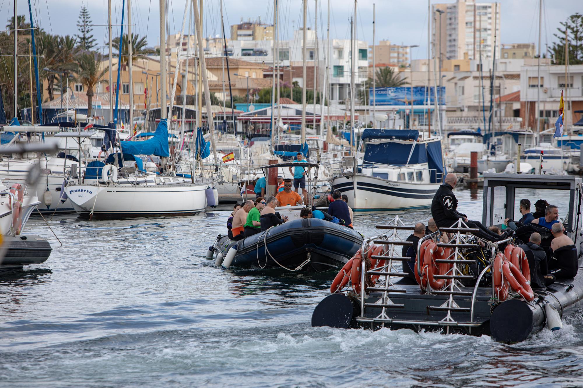 Voluntarios retiran basura de los fondos marinos del litoral