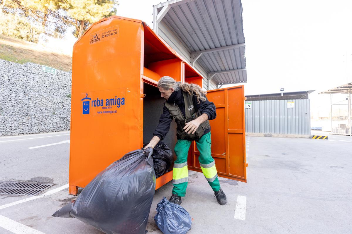 Los contenedores naranjas y la red de 'Punts Verds' de Barcelona recogieron en 2022 más de 2,5 toneladas de ropa y textil desechados