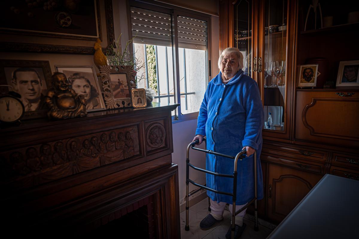 Mari Carmen, con caminador, dentro de su casa del Carmel, de la que apenas ha salido en 17 años