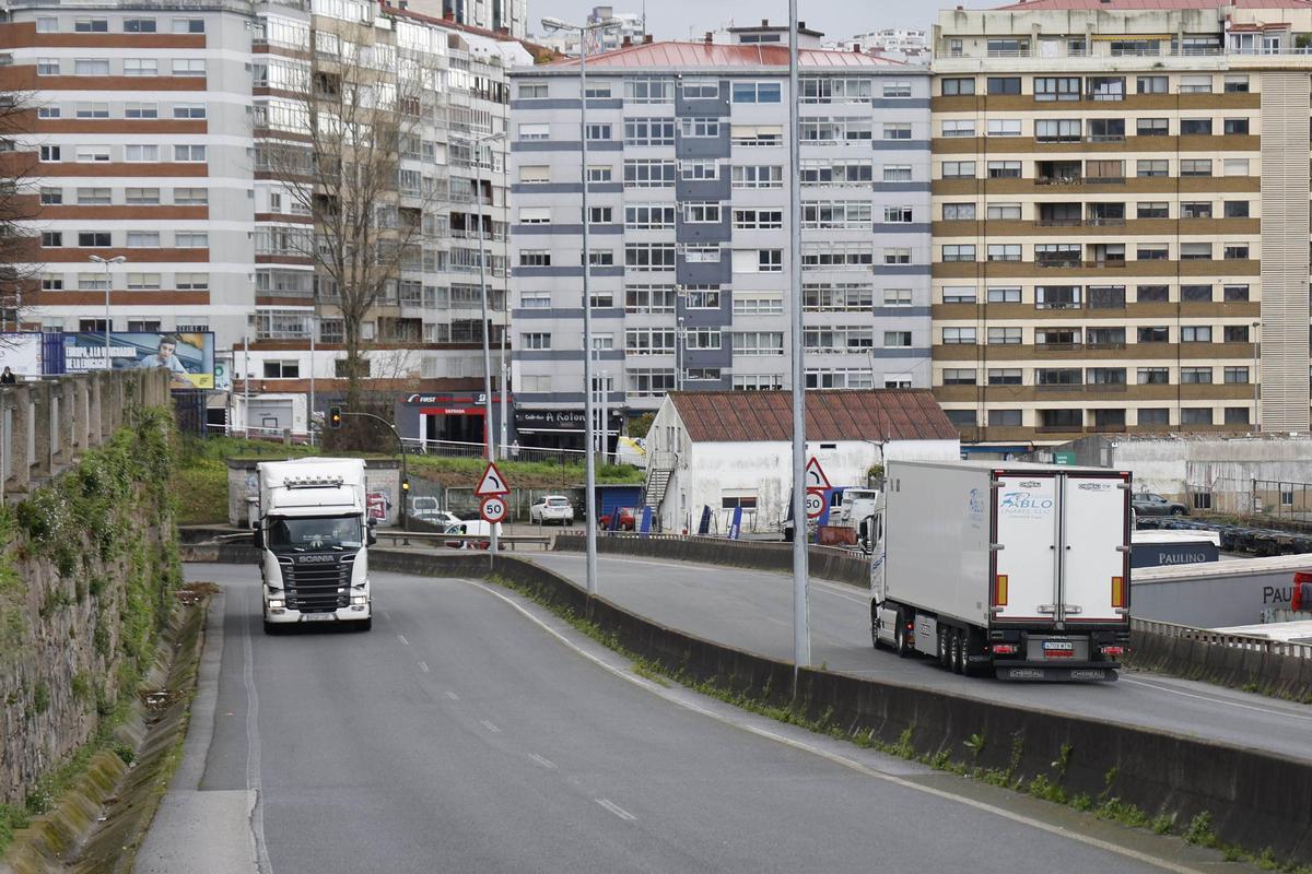 Camiones en el ramal entre el Puerto y la autopista AP-9 en el centro de Vigo.