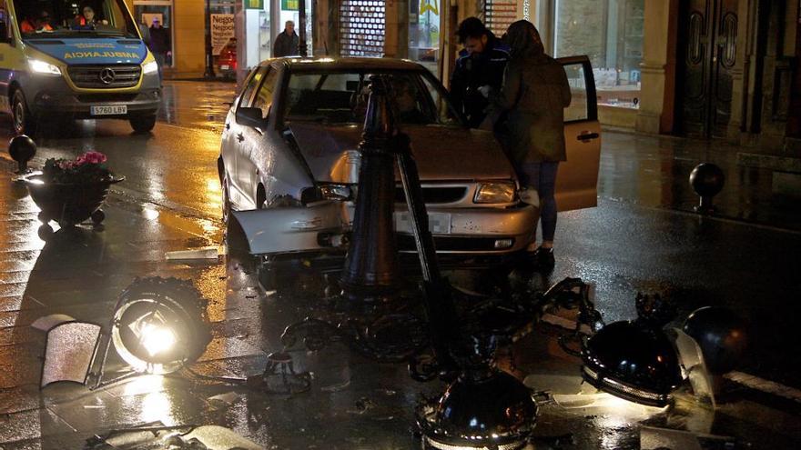 El derribo de una farola por un coche en el centro de A Estrada corta media hora una calle