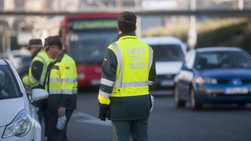 Agentes durante un control de alcohol y drogas en A Coruña.