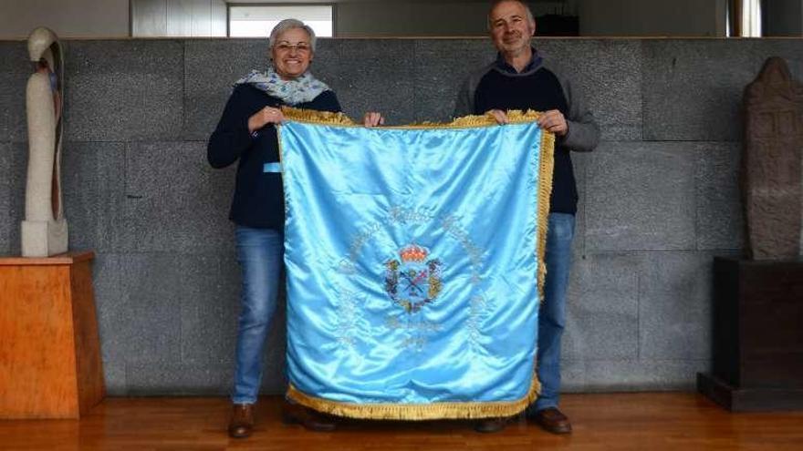 Carmen Parada y Xoán Chillón, ayer con la bandera. // Gonzalo Núñez