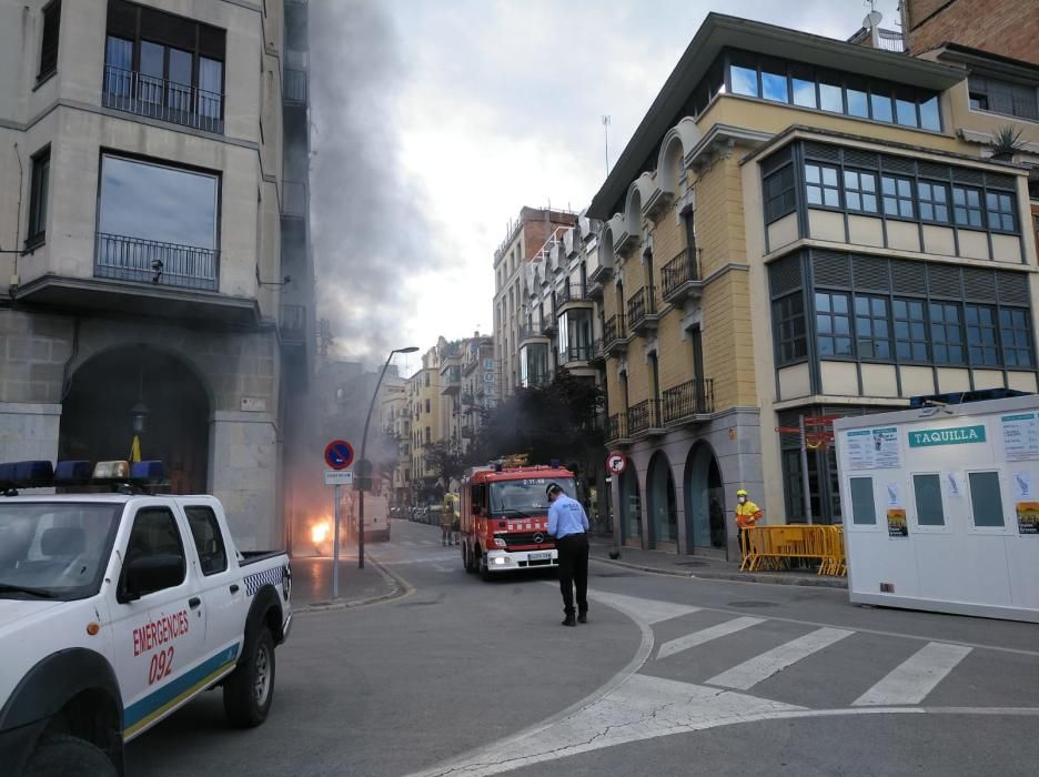 Espectecs, guspires i molt de fum en l'incendi d'una línia elèctrica al centre de Girona