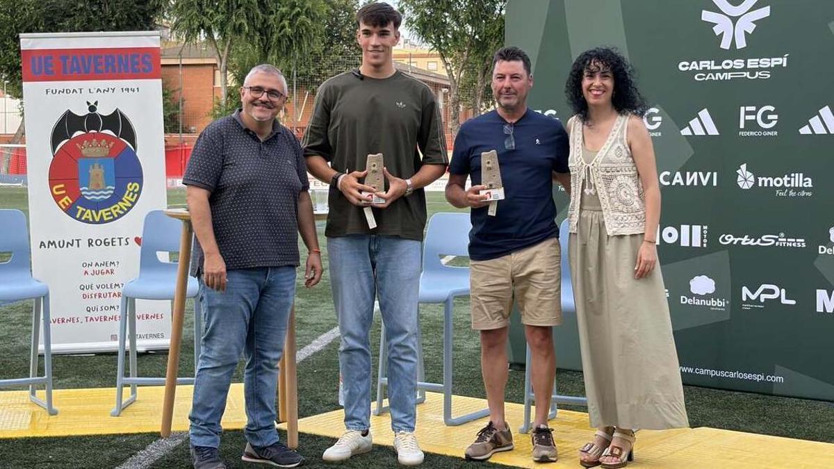 Carlos Espí, con el expresidente del club, la alcaldesa y el concejal de deportes