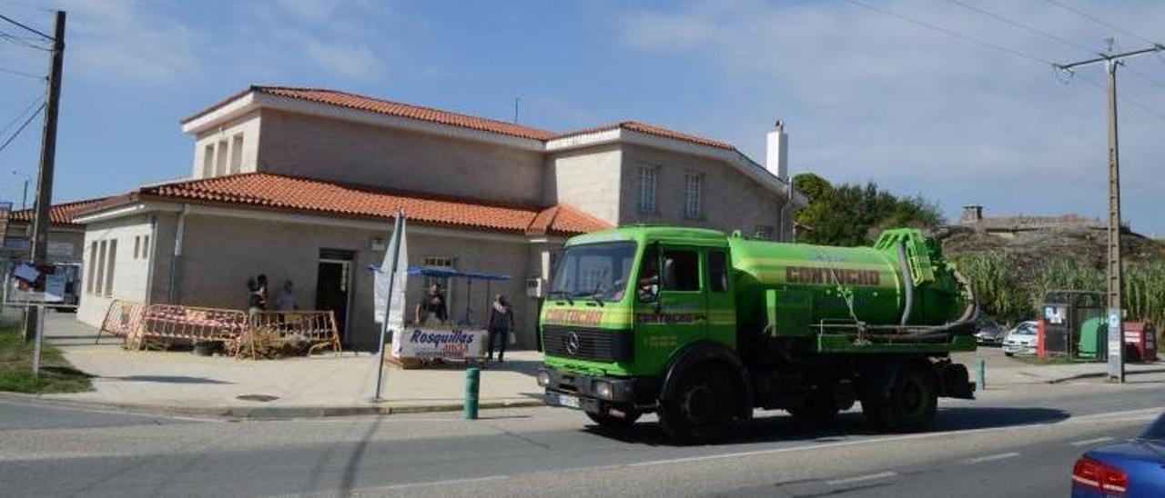 Trabajos para detectar la causa de los vertidos en la Casa do Mar de Aldán. |   // G.N.