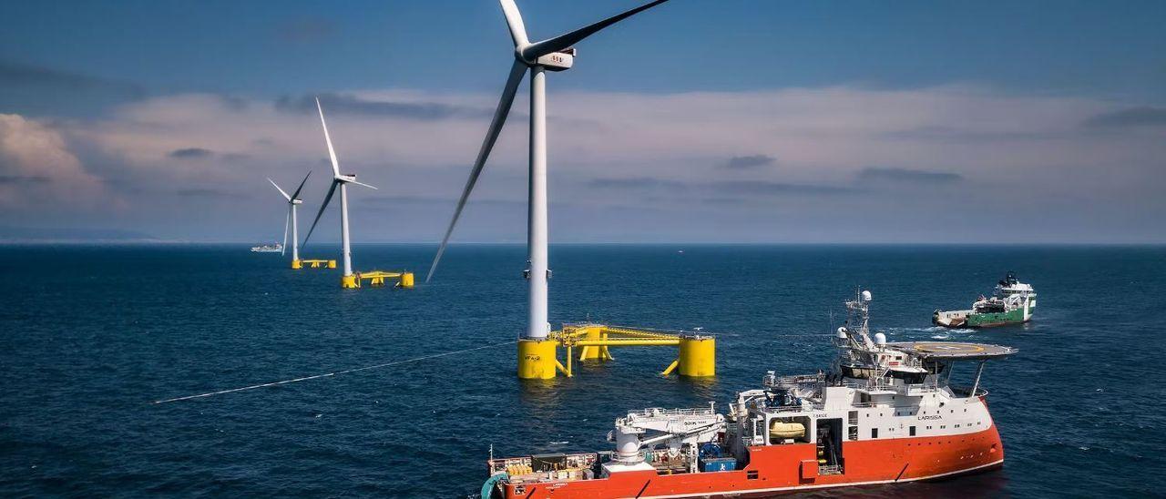 Trabajos de buques &#039;offshore&#039; en el parque eólico marino Kincardine, frente a la costa de Aberdeen (Escocia).