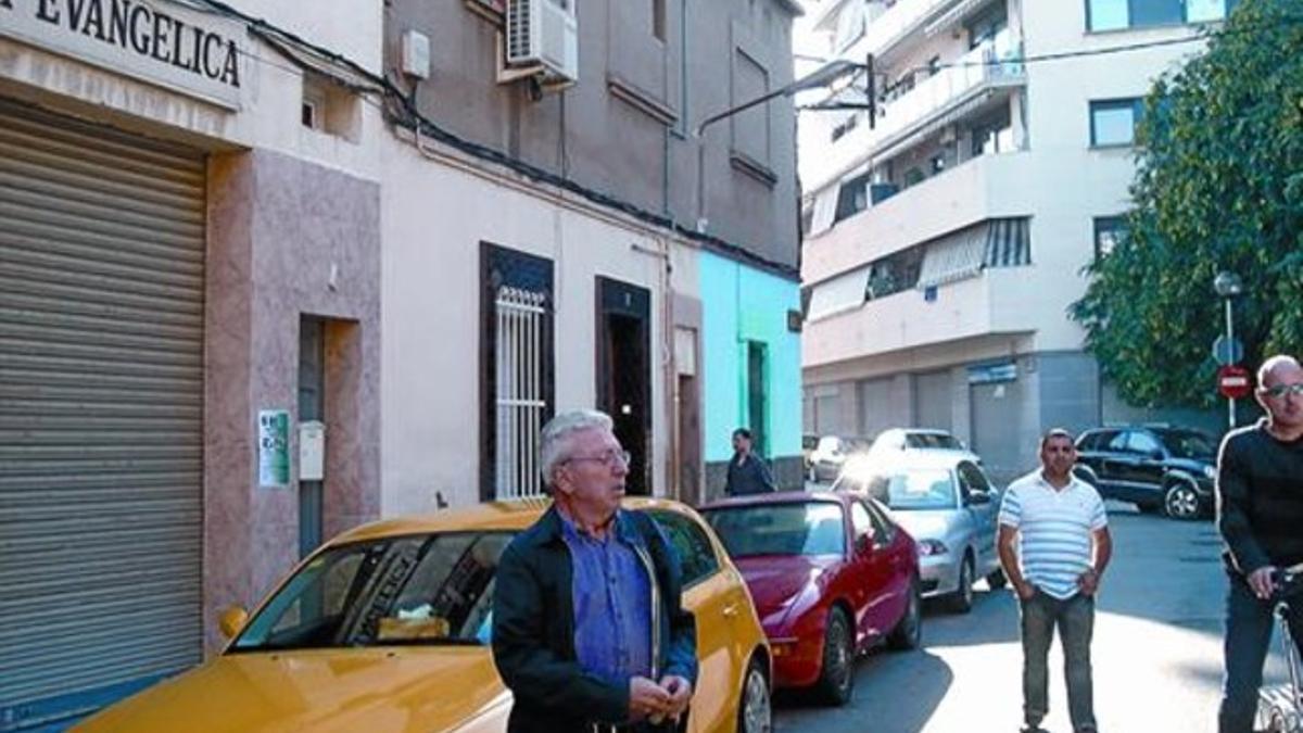 El inmigrante estafado, Antón Jonathan (con polo de rayas), ayer junto al domicilio que ocupa.