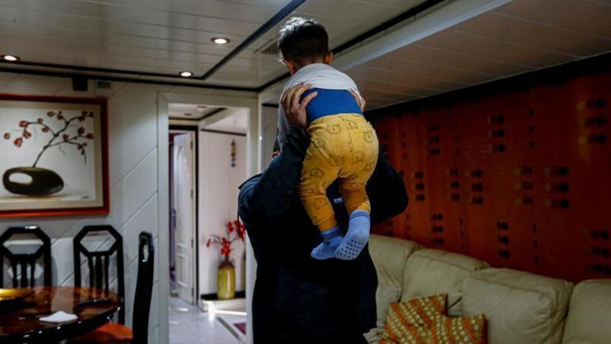 Uno de los feriantes con un niño en la caravana.