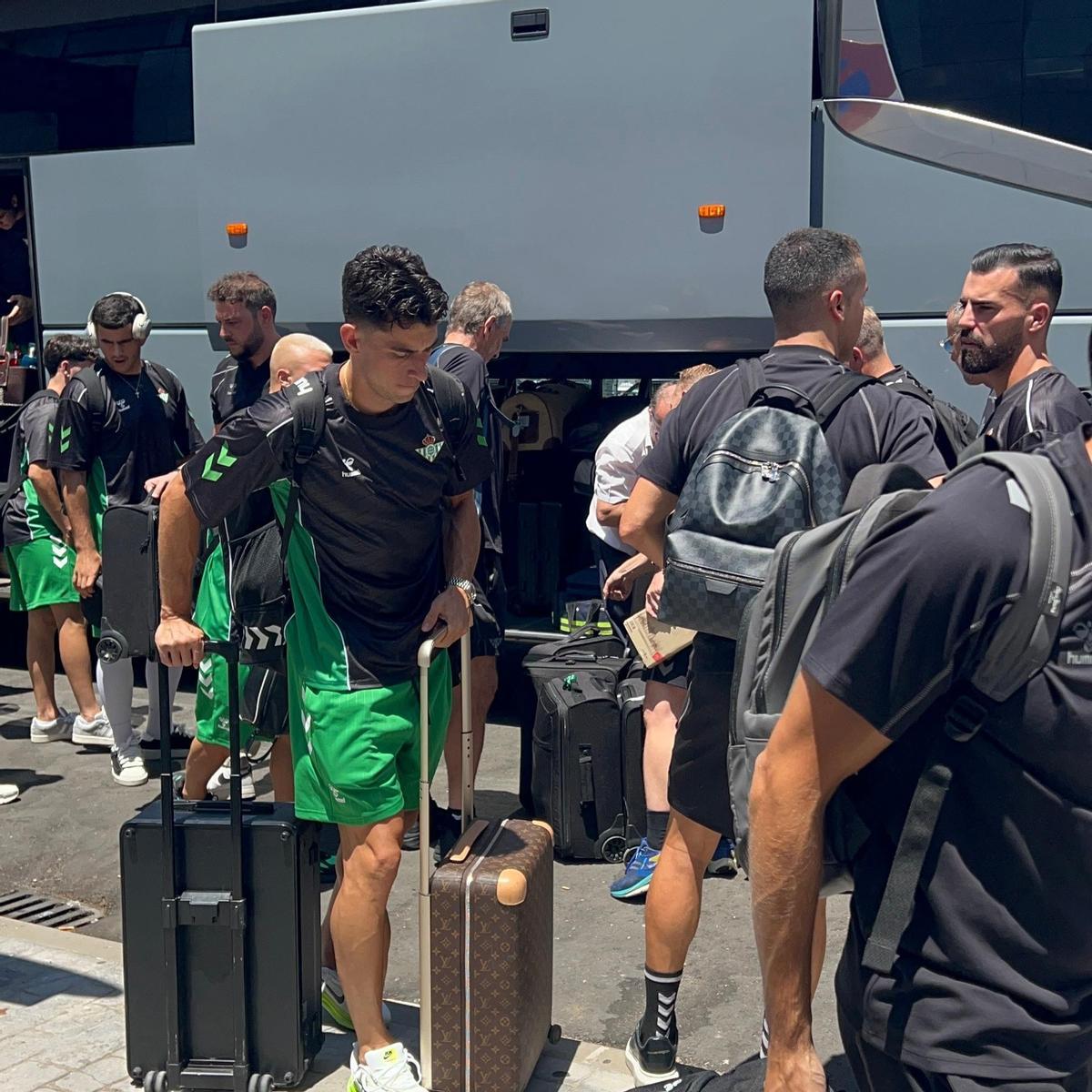 Marc Roca, en la expedición del Betis partiendo a Alemania en pretemporada