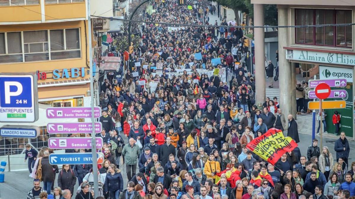 Manifestación de enero de 2020 convocada por la Federación de Padres Gabriel Miró con el apoyo del PP y Vox en contra de la enseñanza del valenciano en la Vega Baja