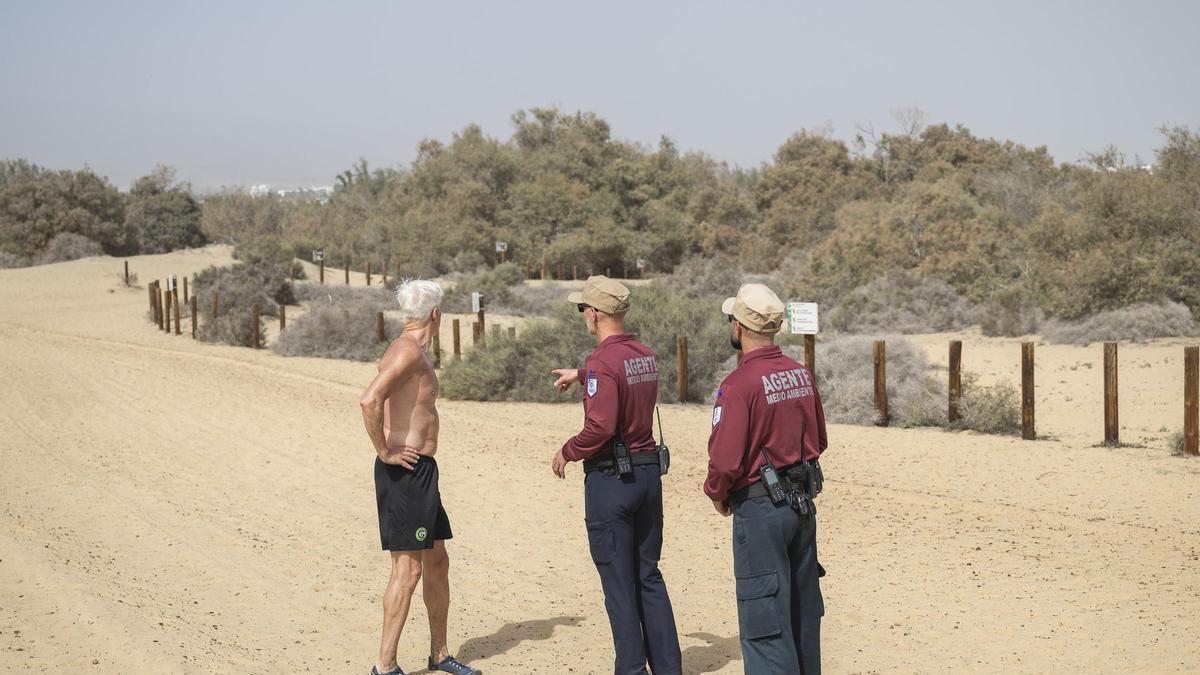Agentes de Medio Ambiente en las Dunas de Maspalomas.