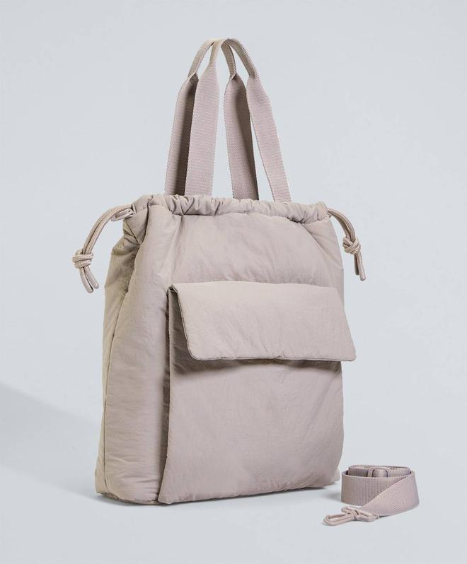 Esta bolsa de yoga de Oysho puede ser el bolso que te acompañe a trabajar  cada día - Woman