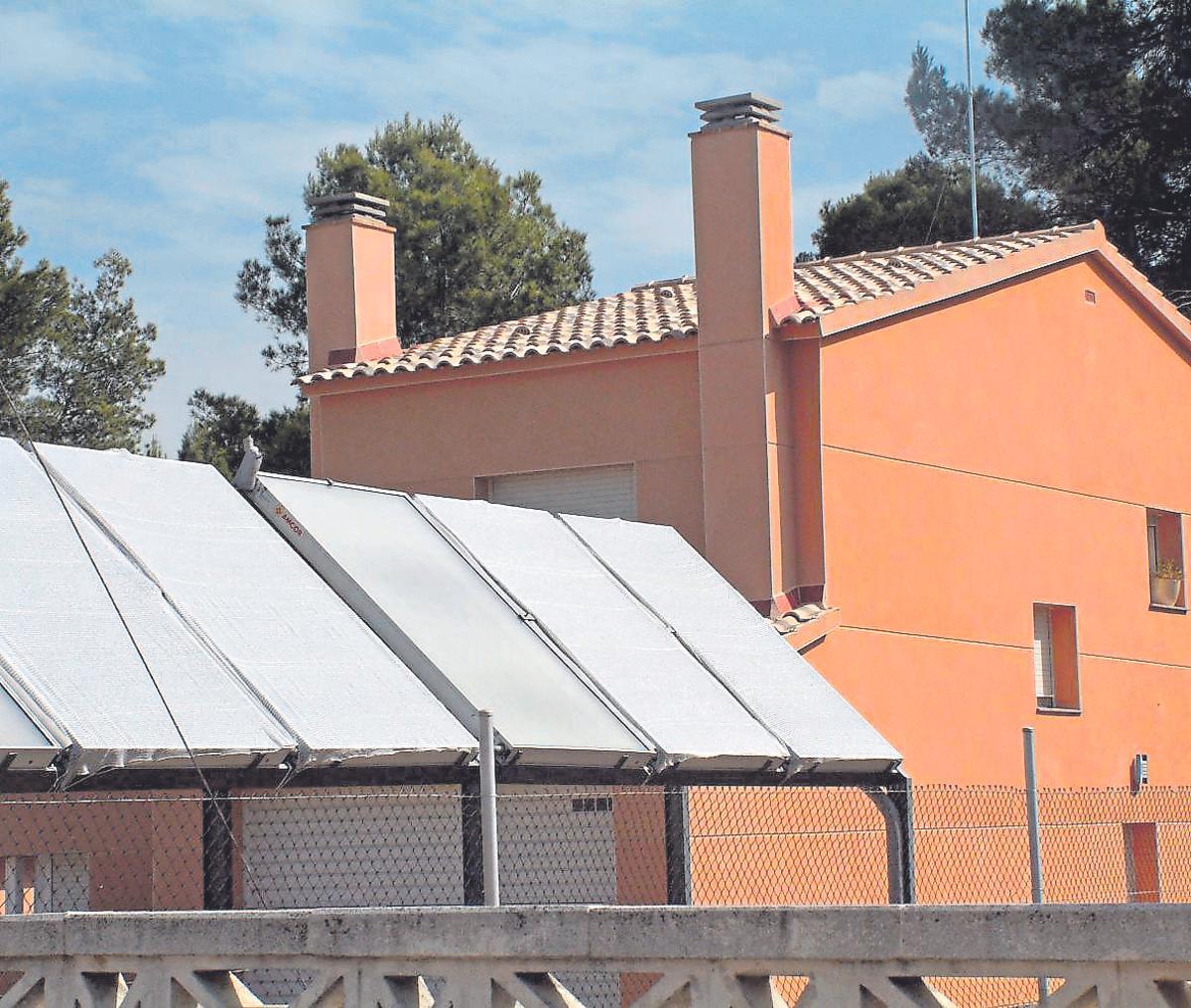 Plaques solars en una casa particular, en una imatge d'arxiu.