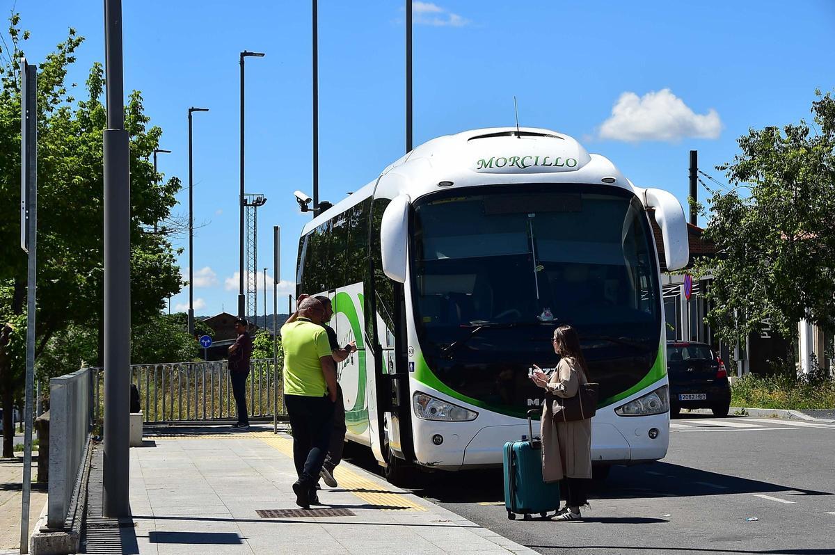 Pasajeros accediendo al autobús con destino a Cáceres, este miércoles.