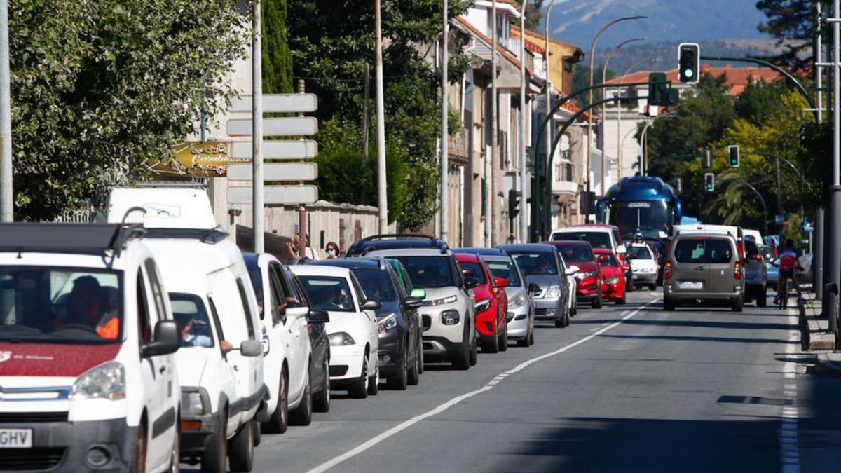 Tráfico en la avenida Rosalía de Castro.   | // IÑAKI ABELLA