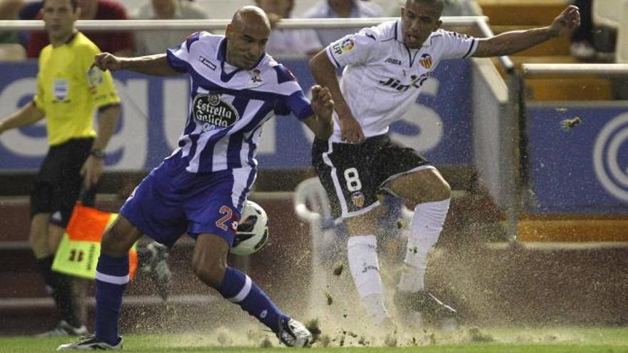 La arena lanzada para afianzar el césped saltaba por los aires en cada jugada del partido.