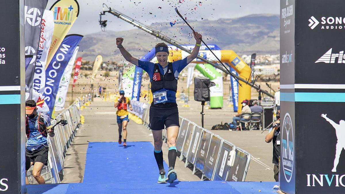 El corredor francés Aurelien Dunand-Pallaz cruza la línea de meta de la Transgrancanaria en Expomeloneras. | | IVÁN LEÓN