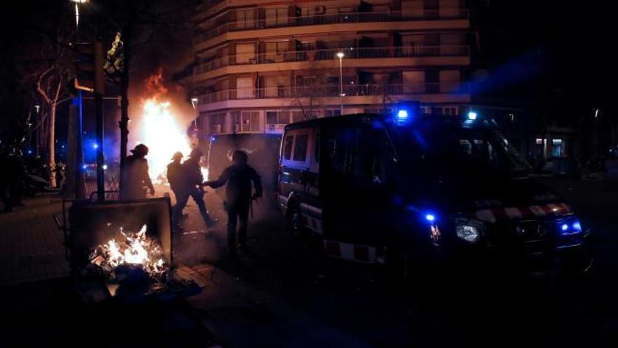 Radicales queman contenedores al final de la marcha contra la entrada en prisión del rapero Hásel