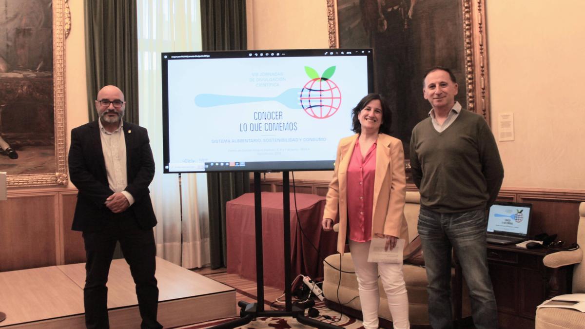 Por la izquierda, Santos Tejón, Henar Díaz y Manuel González, en la presentación de las jornadas.