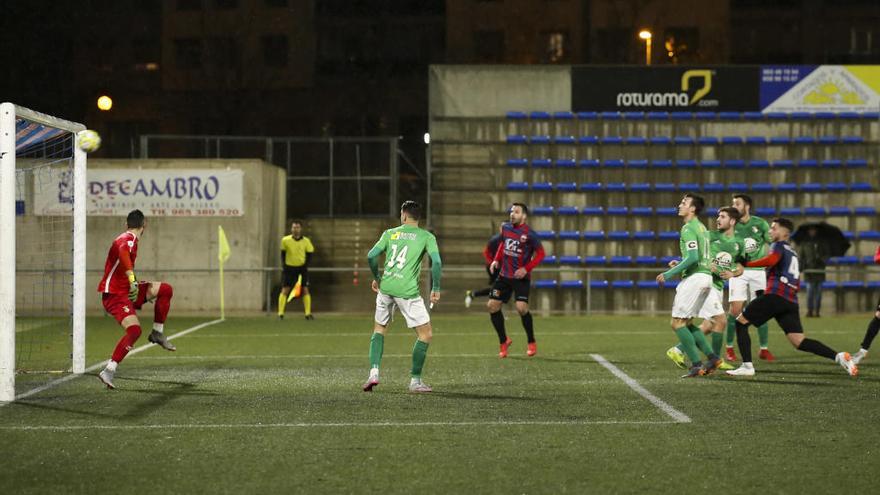 Kevin Sanz bate a Franco para dar el triunfo al Eldense.