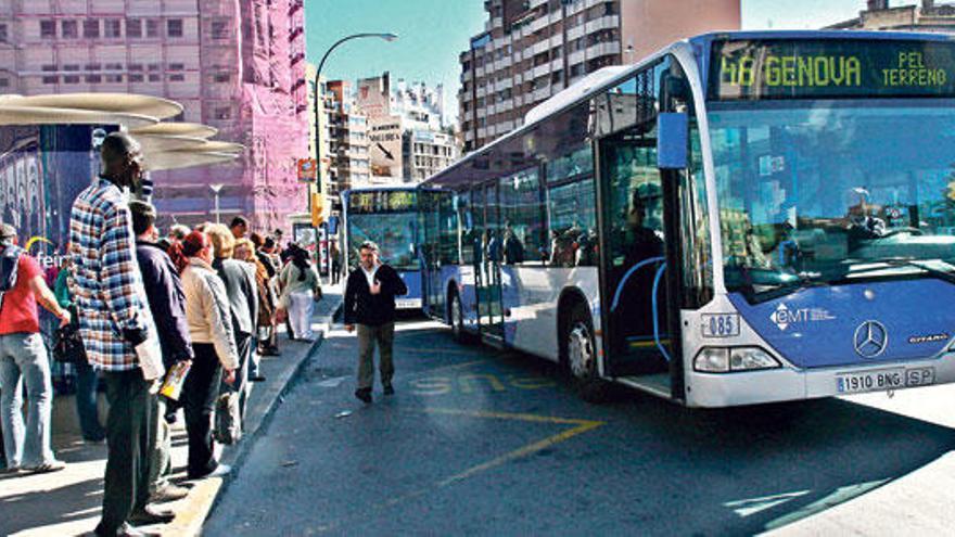 Bus der Linie 46 an der Plaça de Espanya in Palma