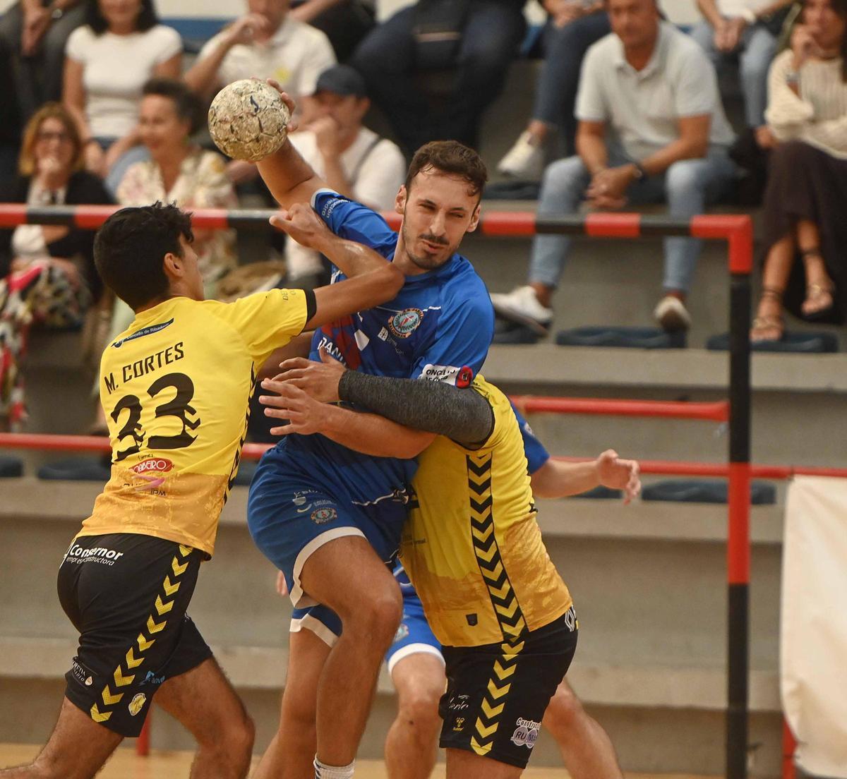 Partido de balonmano entre el Granitos Ibéricos Carballal y el Ribeiro.