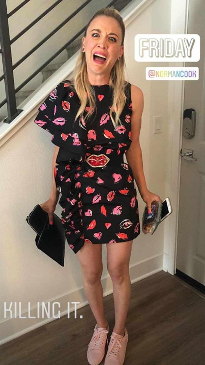 Kaley Cuoco con un vestido de besos