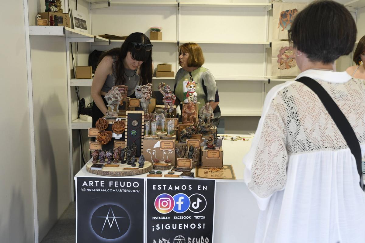 Feria del libro. Pregón a cargo de Dolores Fidalgo sobre Margarita Ferreras. Fotos del pregón y ambiente. La primera presentación es las 19.00 horas y lo presenta Ana Arias
