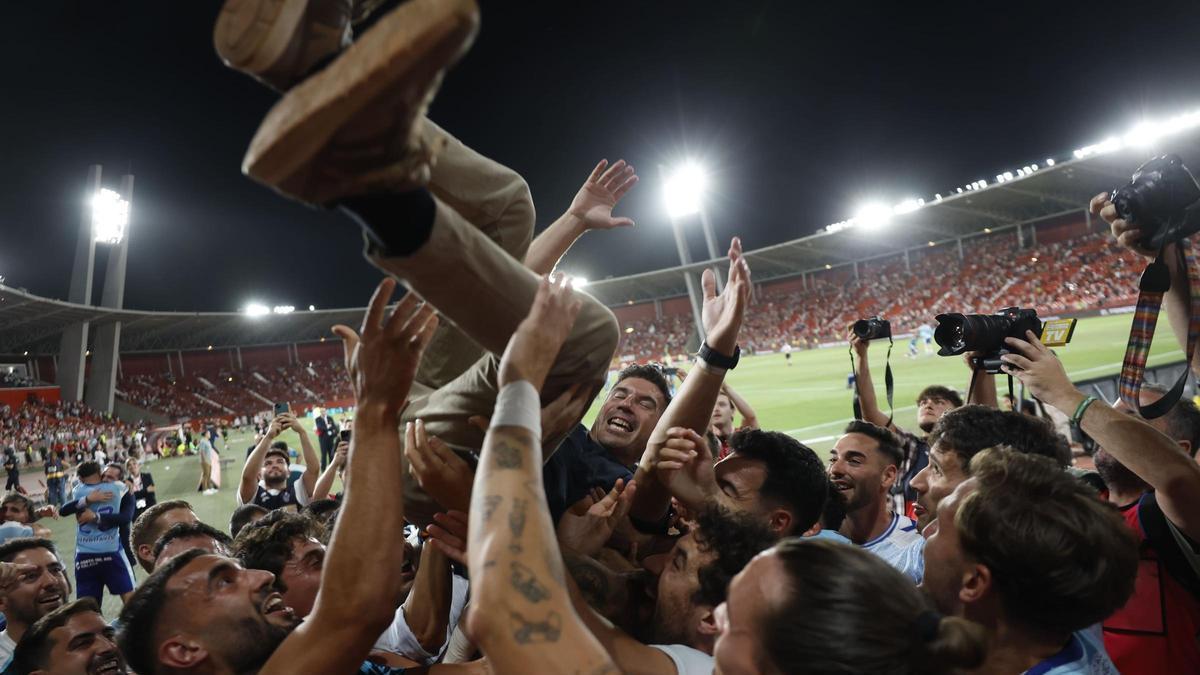 El Málaga celebra su regreso a Primera División tras su victoria contra el Almería