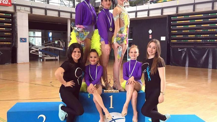 Las deportistas del Rítmica Ares, junto a sus entrenadoras, durante el torneo.