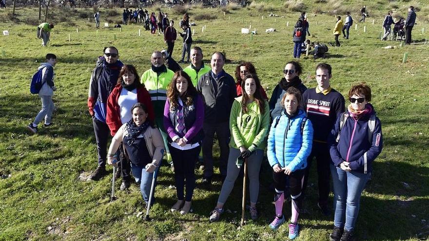 Estudiantes de Antequera plantan doscientos árboles en el barrio de San Juan