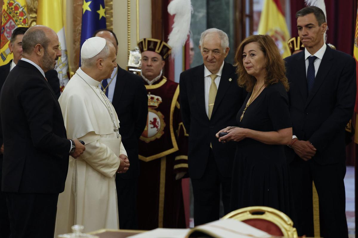 Francina Armengol recibe al papa León XIV en el Congreso de los Diputados