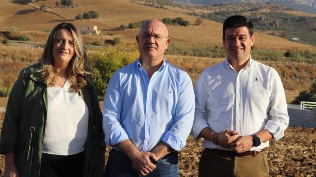 Los ediles del PP Yolanda González y Pedro Hernández, junto al dirigente provincial Cristóbal Ortega.