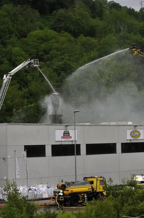 Los bomberos sofocan un incendio en una empresa de neumáticos del polígono langreano de La Moral