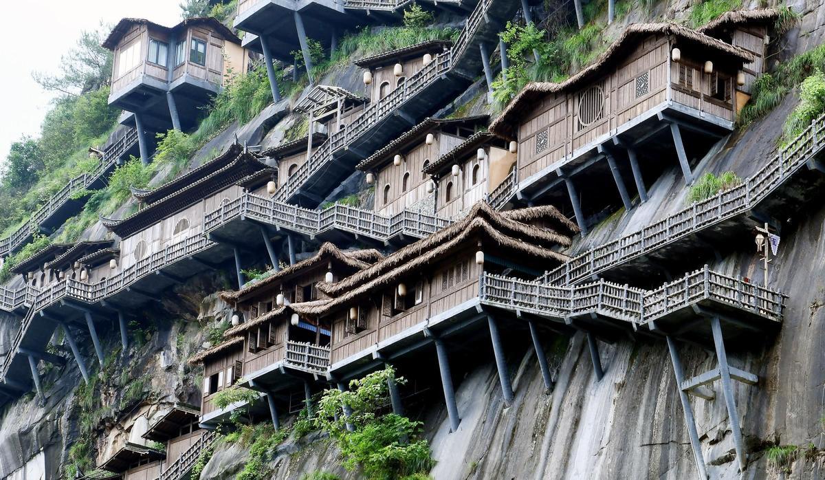 Casas colgantes en Wangxian Valley, China.