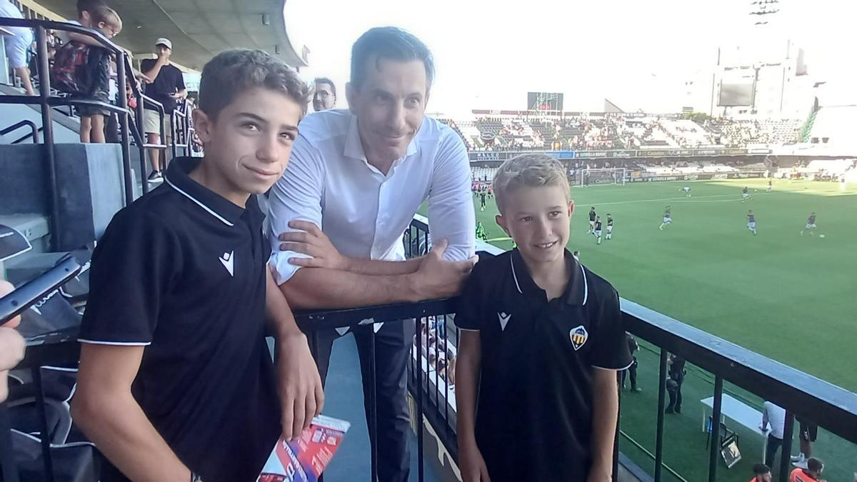 Voulgaris posa con dos jóvenes aficionados en el palco de Castalia