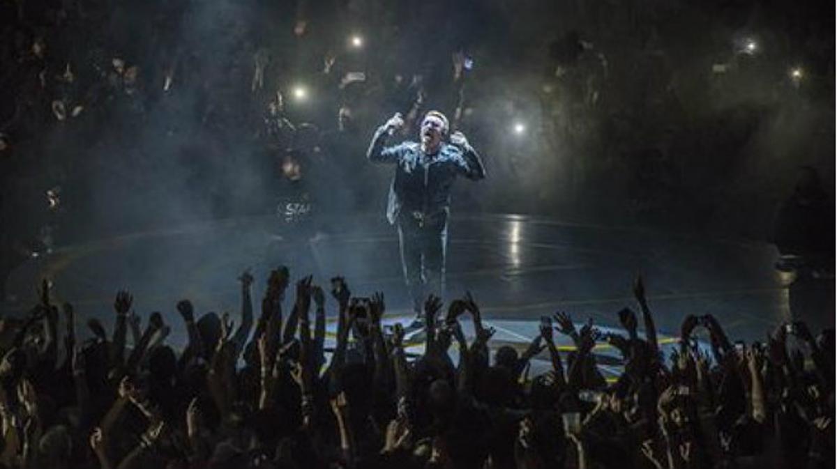 U2 durante el concierto de este lunes en el Palau Sant Jordi. 