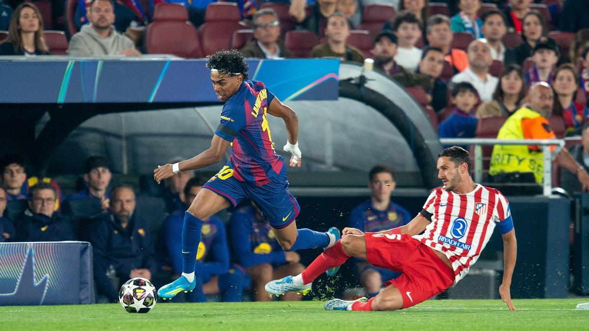 Lamine Yamal trata de escapar de Koke.