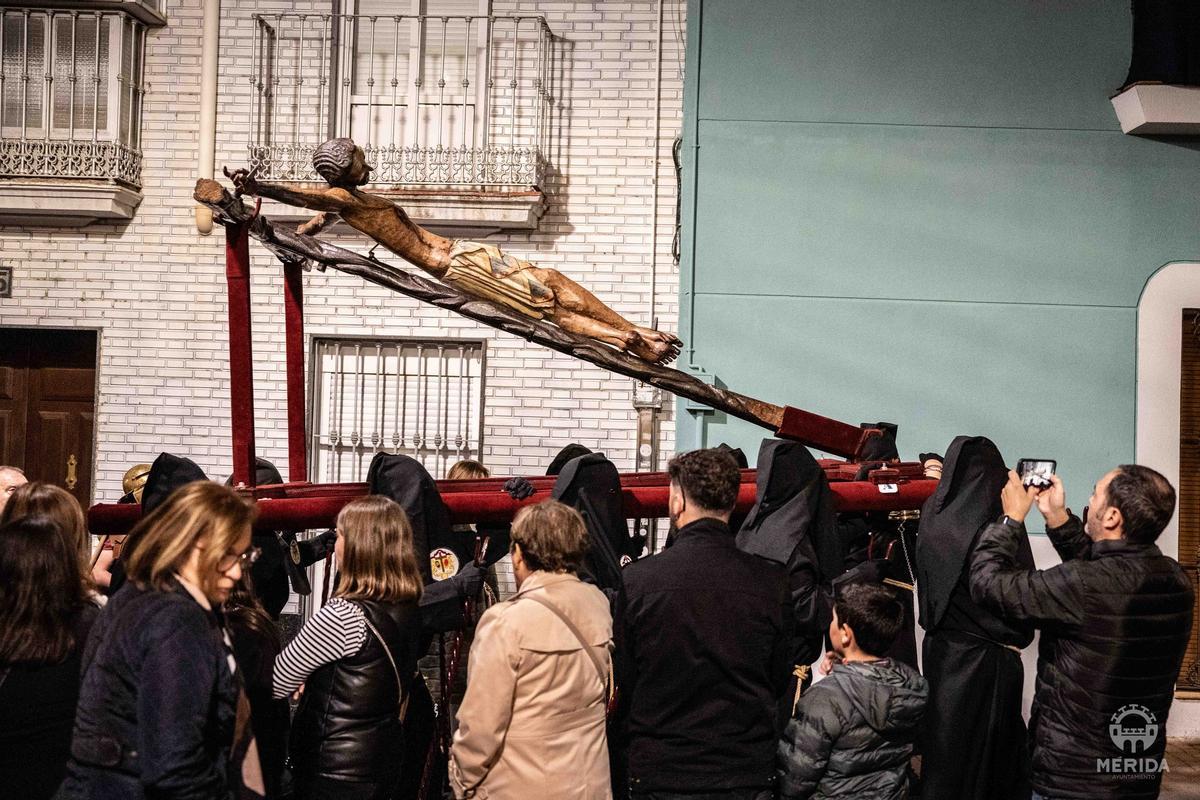 Fotogalería | Mérida se estremece con un multitudinario Vía Crucis en el Anfiteatro Romano
