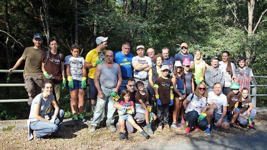 Foto de familia de los voluntarios que secundaron la limpieza de Val do Liñares. // Bernabé / Juan Carlos Asorey