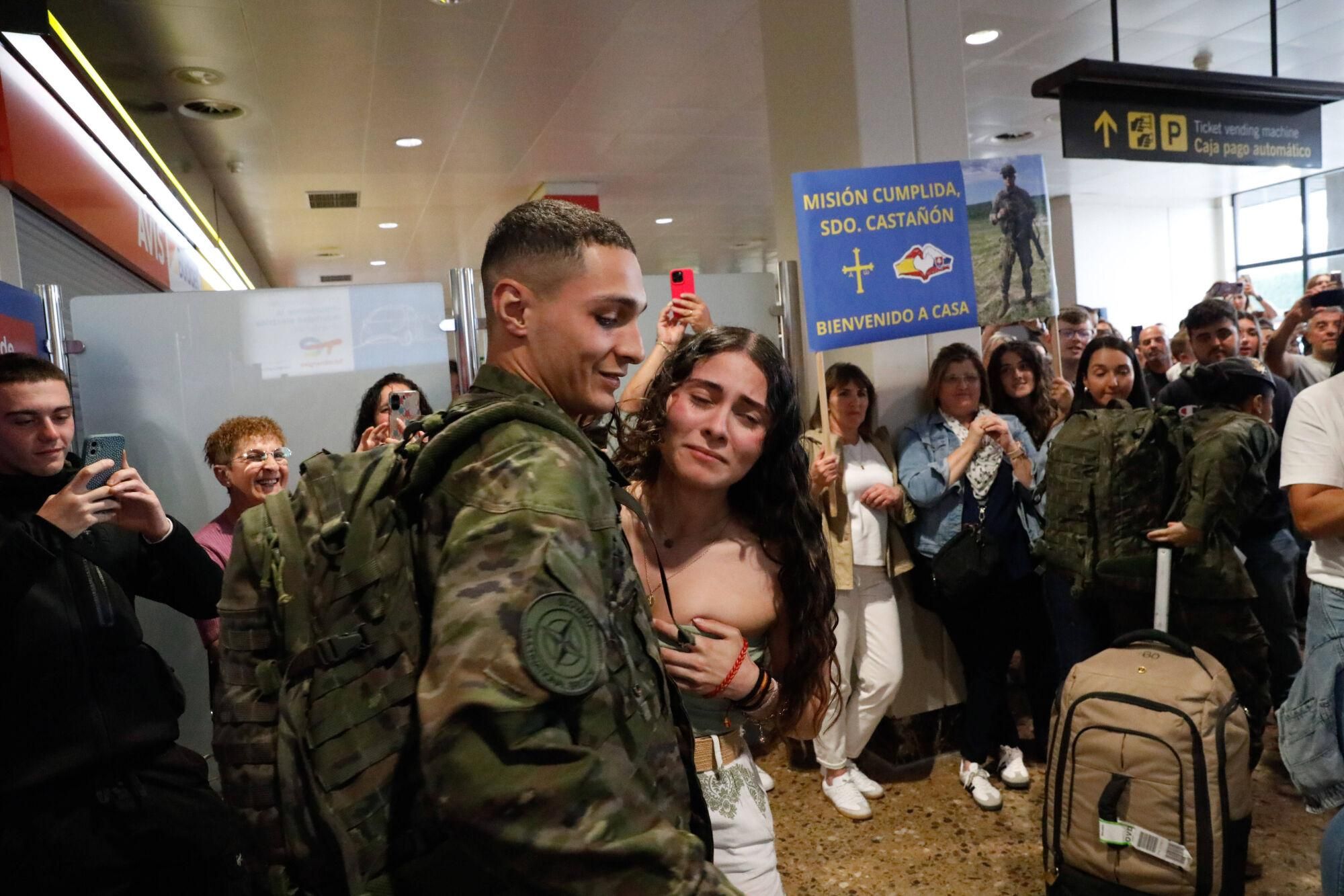 EN IMÁGENES: El regreso a Asturias en el aeropuerto del batallón "Toledo" tras meses en Eslovaquia